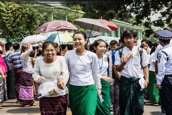 တကၠသုိလ္၀င္တန္း၀င္ခြင့္ေလွ်ာက္လႊာမ်ားကို သတ္မွတ္ႏႈန္းထားထက္ ပိုမိုေရာင္းခ်သည့္ ေက်ာင္းအုပ္မ်ားႏွင့္ ၿမိဳ႕နယ္ပညာေရးမွဴးရုံးမ်ားကို တိုင္ၾကားႏုိင္